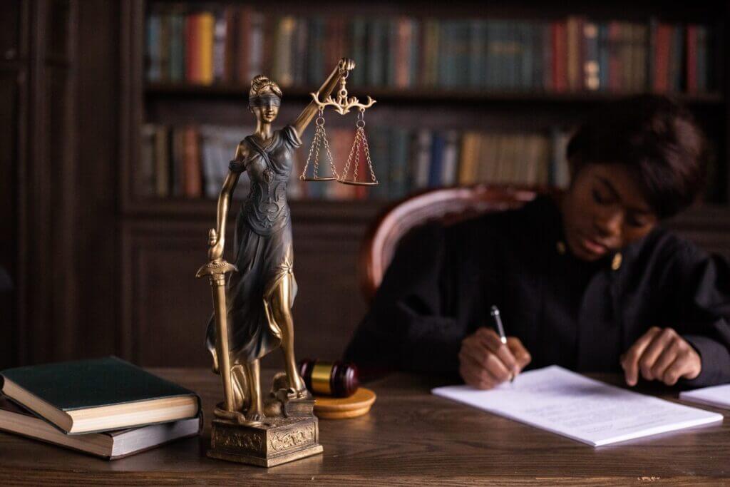Zava Immigration Law Persona revisando documentos de inmigración para solicitar cancelación de deportación ante la corte EOIR