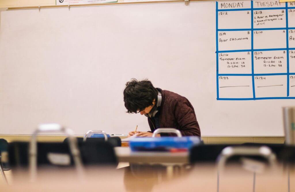 Zava Immigration Law Aprobar el examen de inglés y educación cívica es uno de los requisitos para la ciudadanía americana